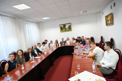 medici și studenți de la Școala Dentară Adams din Carolina de Nord